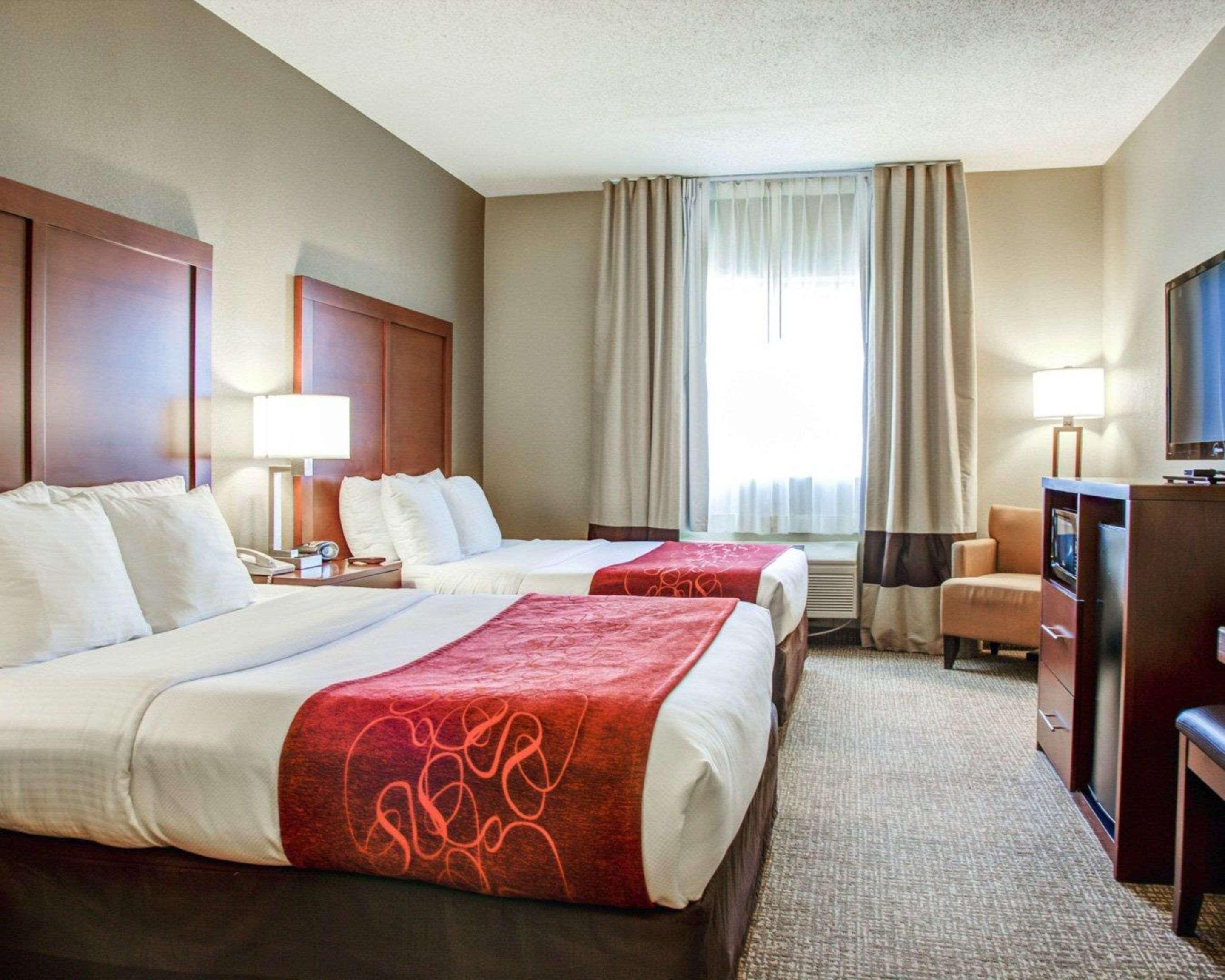 คอมฟอร์ท สวีทส์ ลอมบาร์ด - แอดดิสัน Hotel ภายนอก รูปภาพ