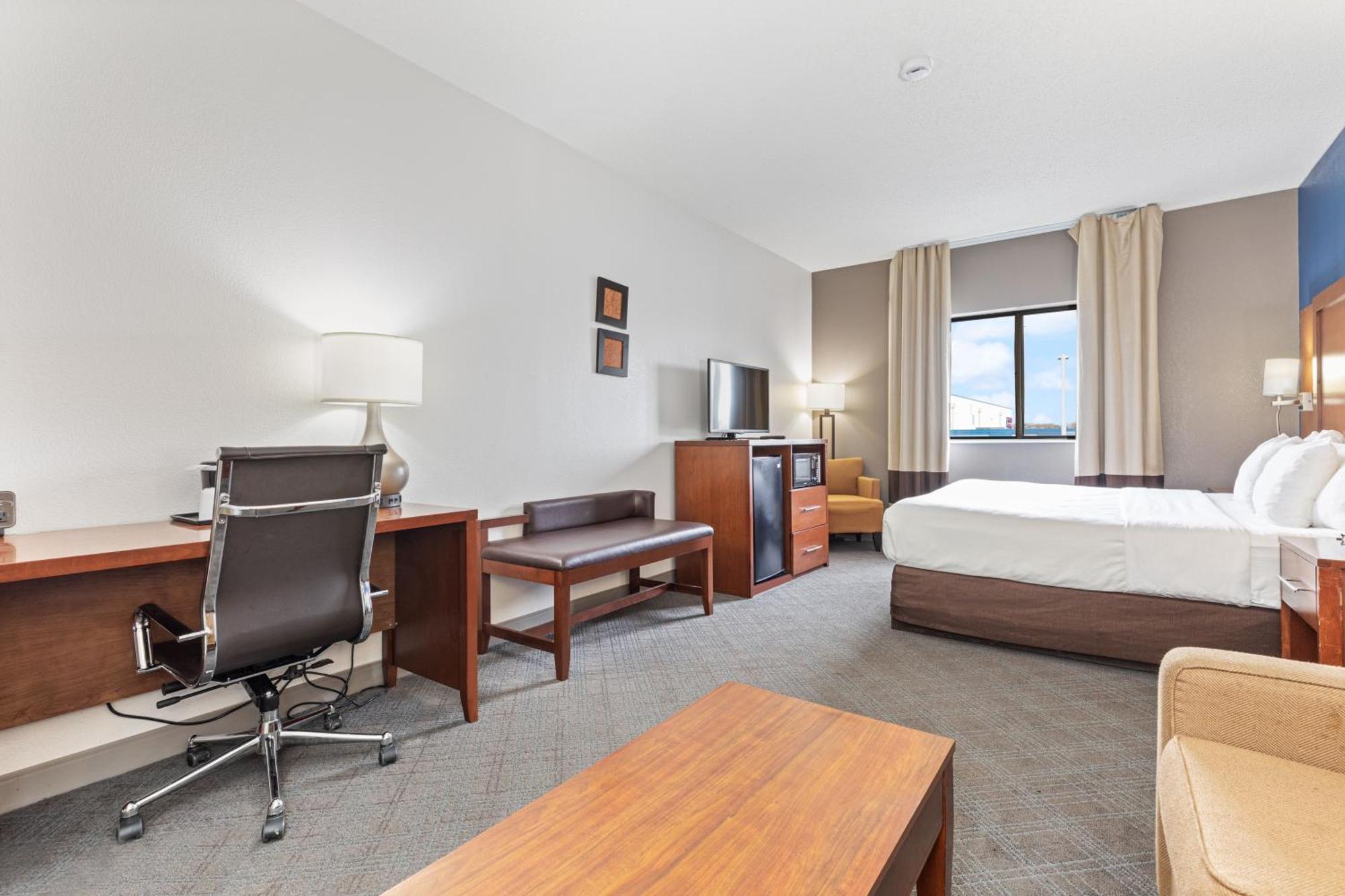 คอมฟอร์ท สวีทส์ ลอมบาร์ด - แอดดิสัน Hotel ภายนอก รูปภาพ