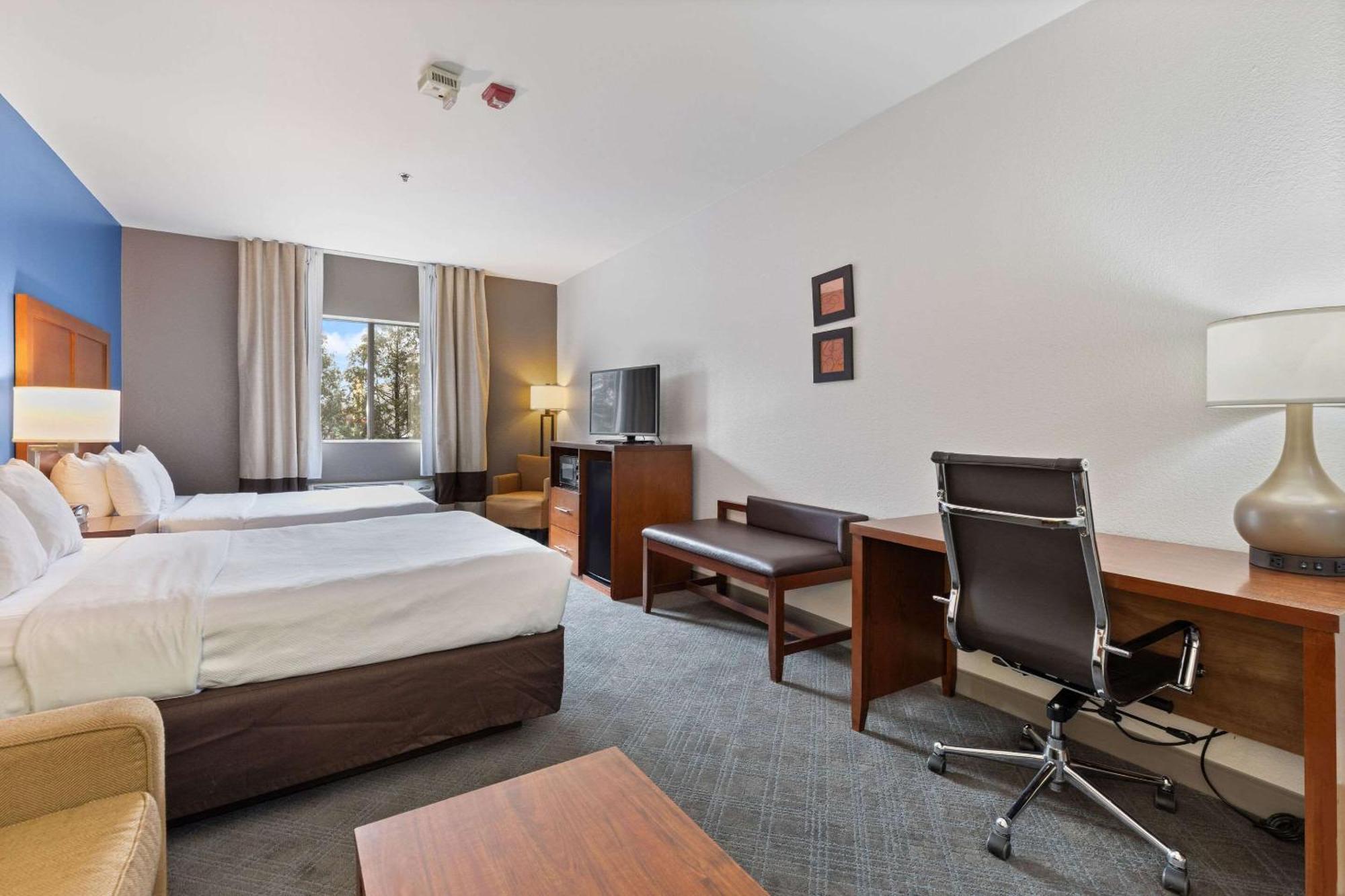 คอมฟอร์ท สวีทส์ ลอมบาร์ด - แอดดิสัน Hotel ภายนอก รูปภาพ
