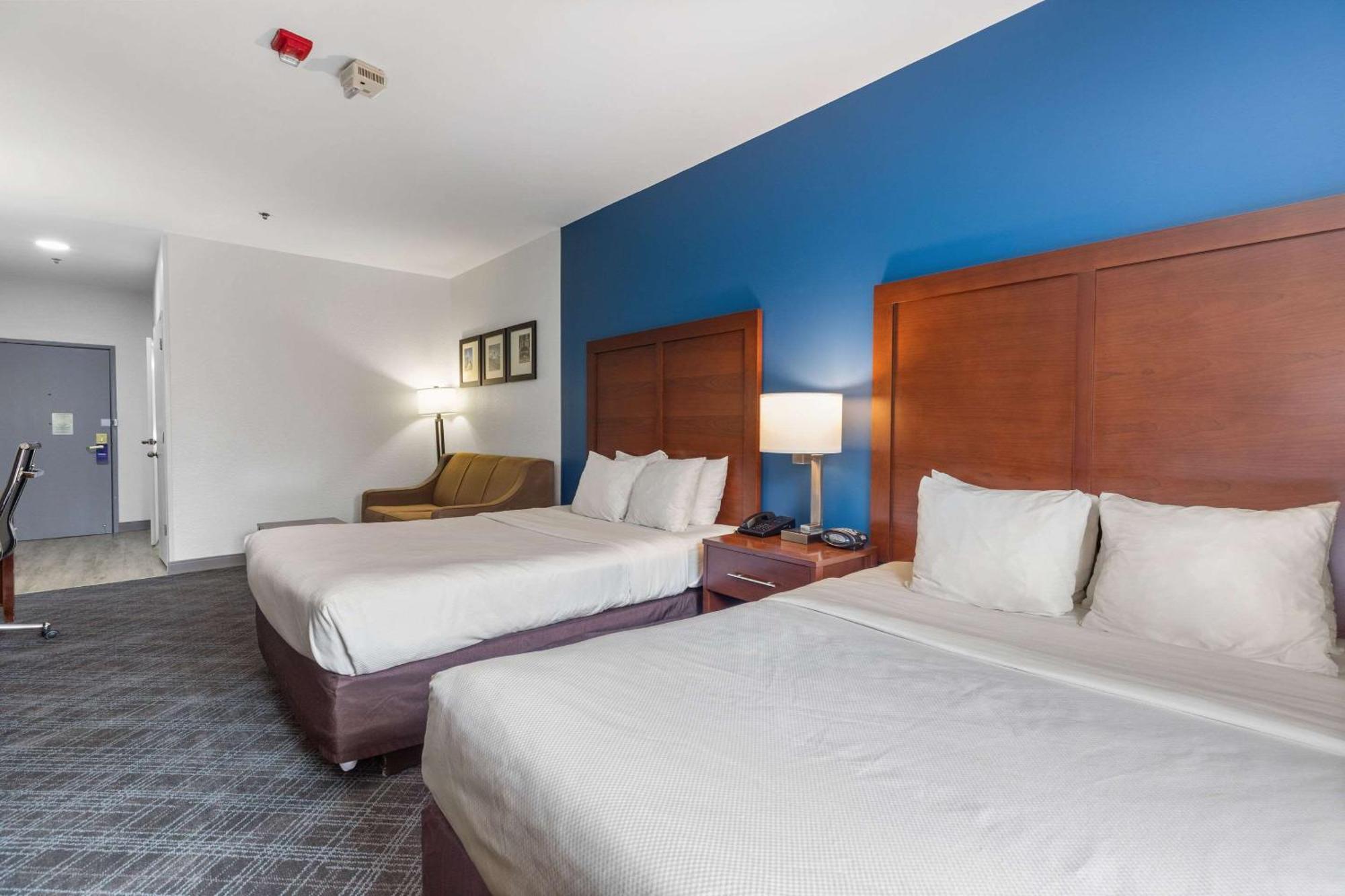 คอมฟอร์ท สวีทส์ ลอมบาร์ด - แอดดิสัน Hotel ภายนอก รูปภาพ