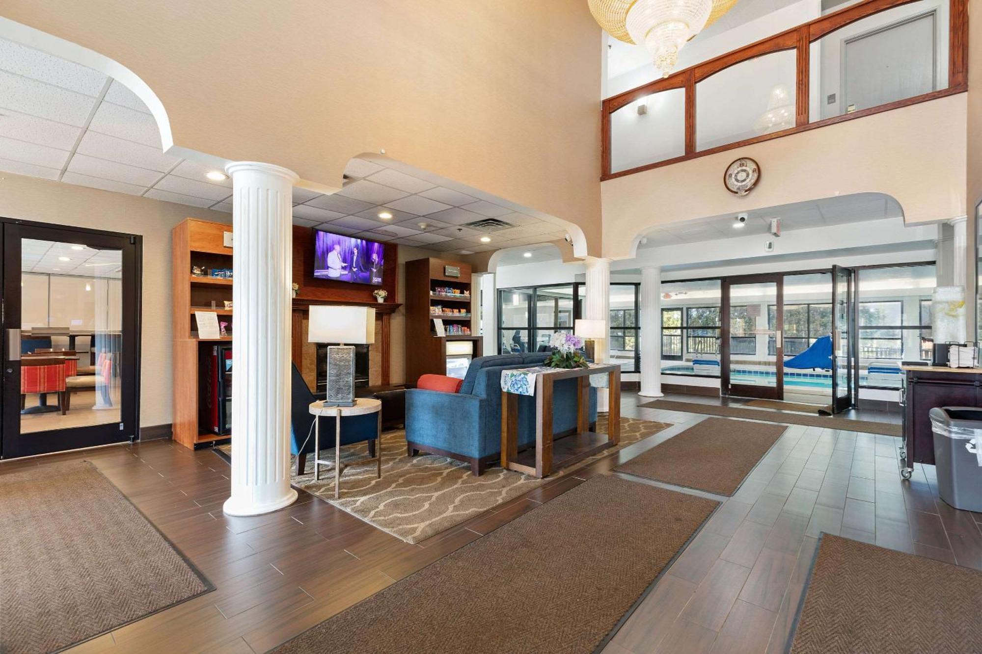 คอมฟอร์ท สวีทส์ ลอมบาร์ด - แอดดิสัน Hotel ภายนอก รูปภาพ