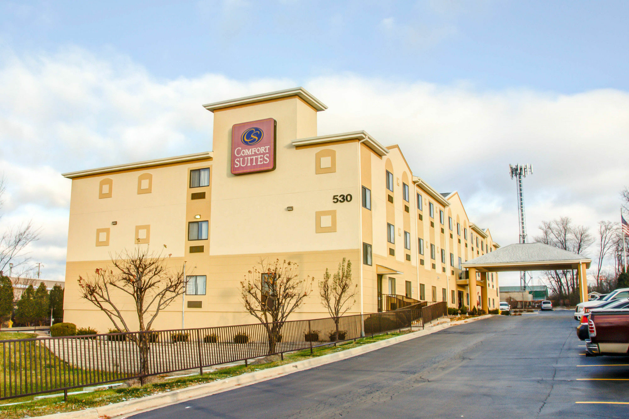 คอมฟอร์ท สวีทส์ ลอมบาร์ด - แอดดิสัน Hotel ภายนอก รูปภาพ