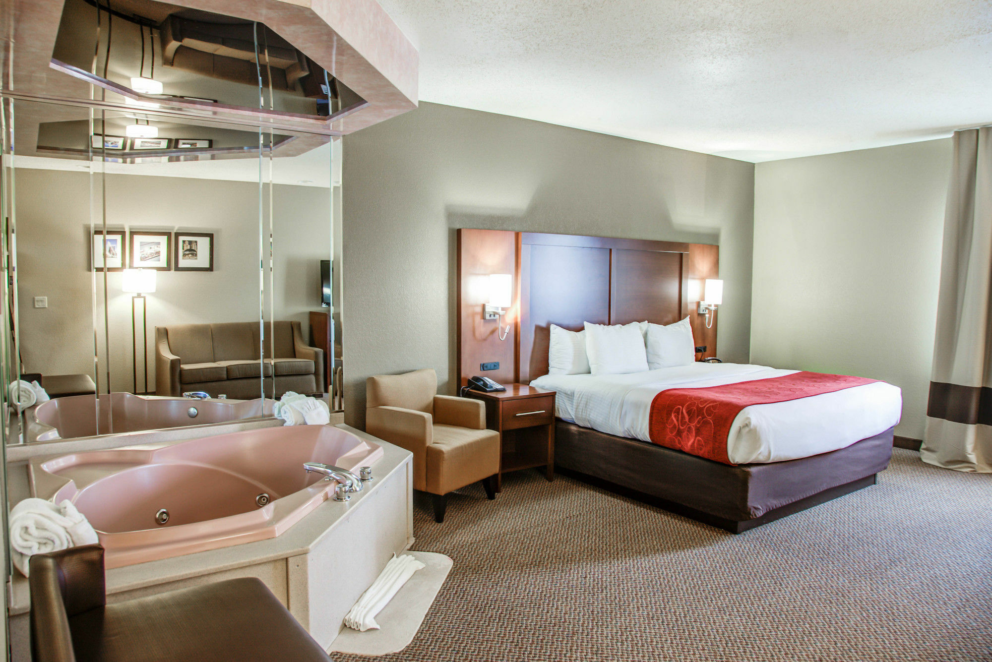 คอมฟอร์ท สวีทส์ ลอมบาร์ด - แอดดิสัน Hotel ภายนอก รูปภาพ