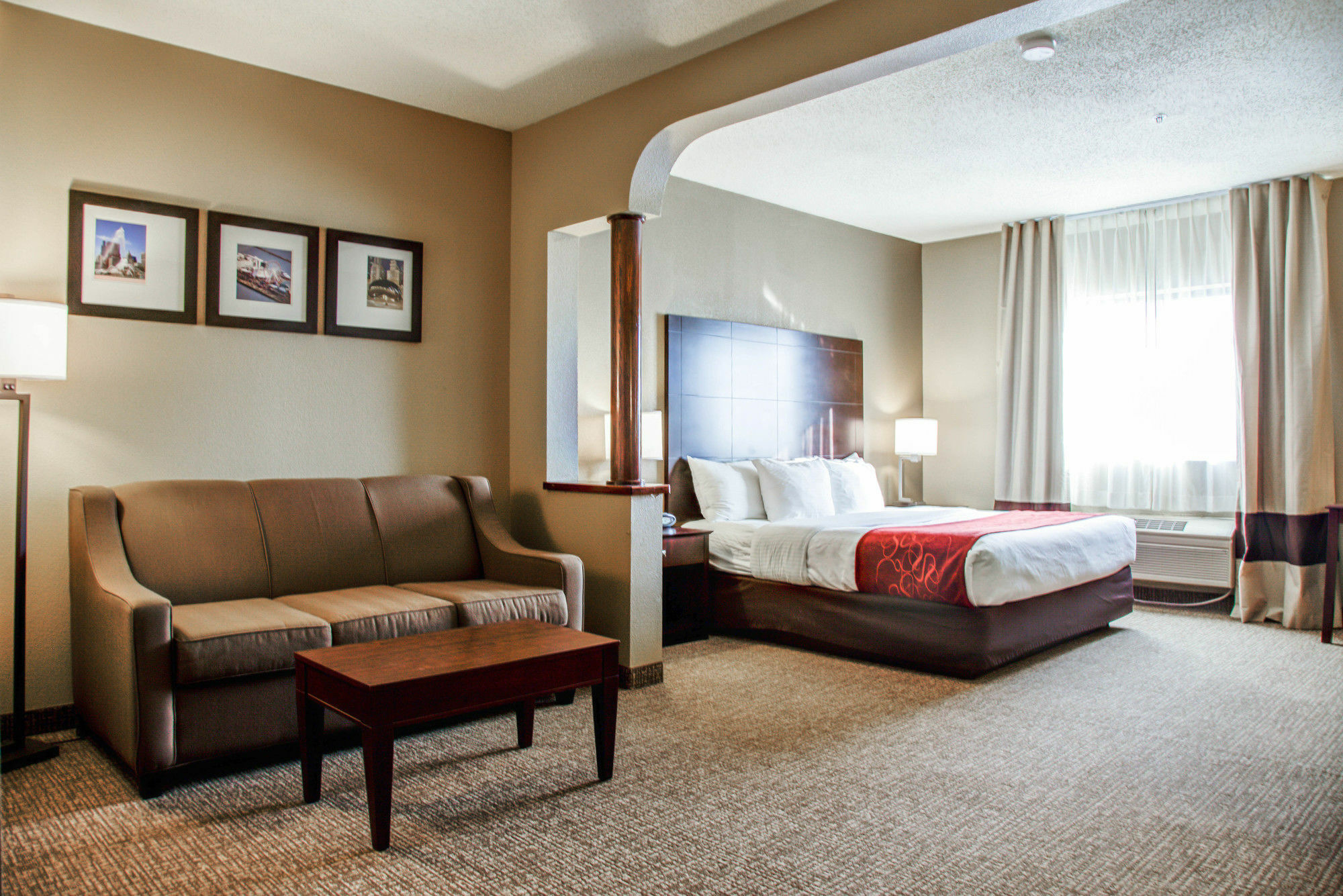 คอมฟอร์ท สวีทส์ ลอมบาร์ด - แอดดิสัน Hotel ภายนอก รูปภาพ