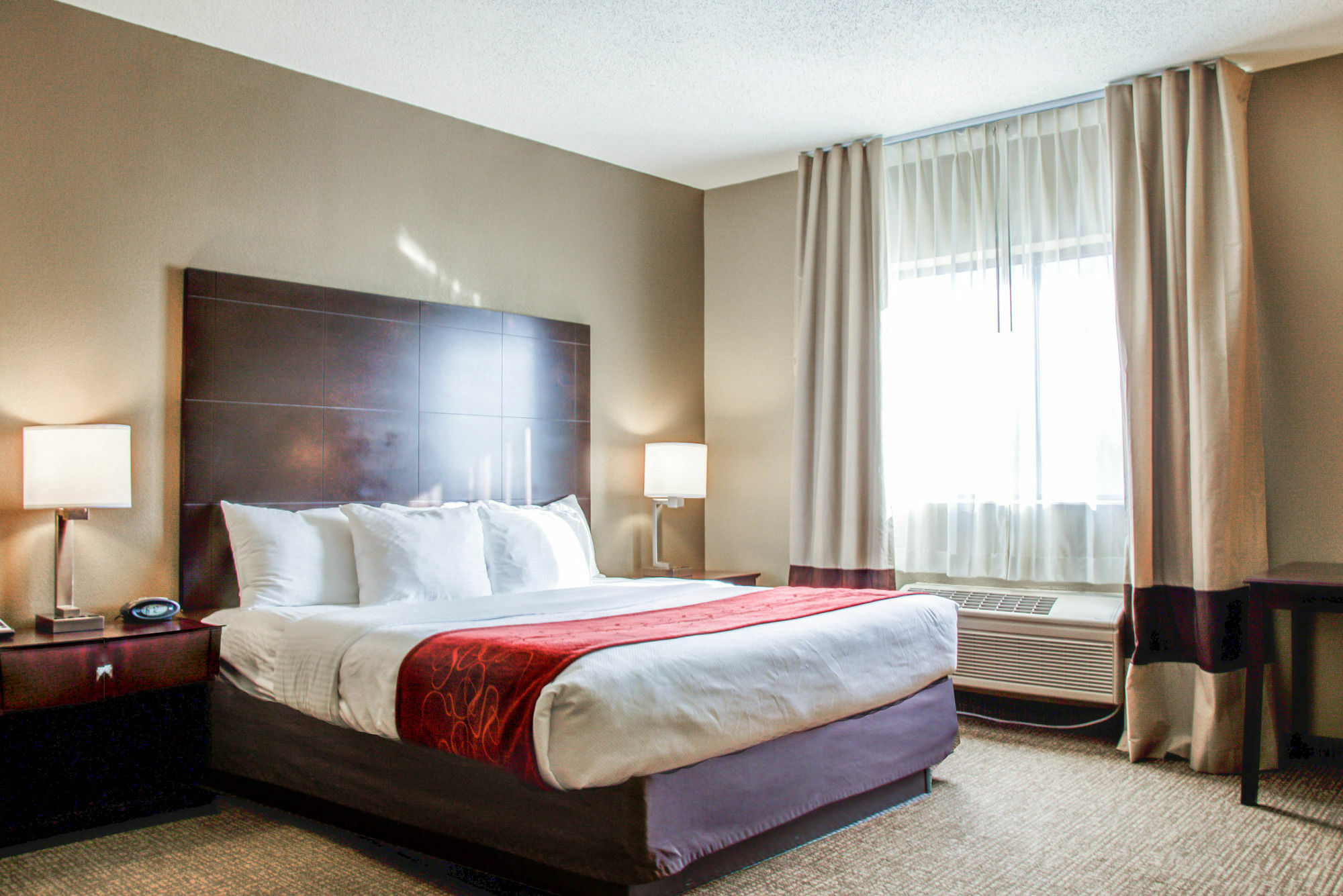 คอมฟอร์ท สวีทส์ ลอมบาร์ด - แอดดิสัน Hotel ภายนอก รูปภาพ