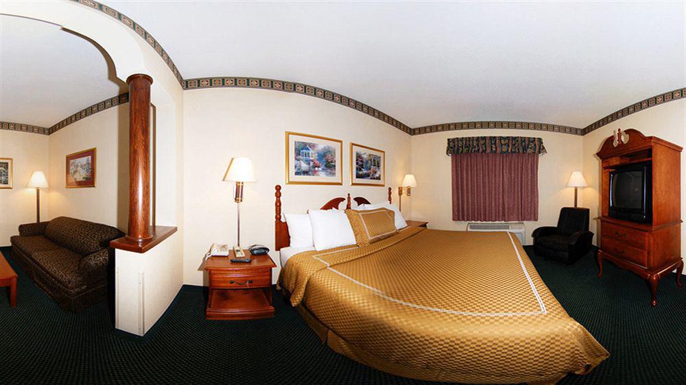 คอมฟอร์ท สวีทส์ ลอมบาร์ด - แอดดิสัน Hotel ภายนอก รูปภาพ